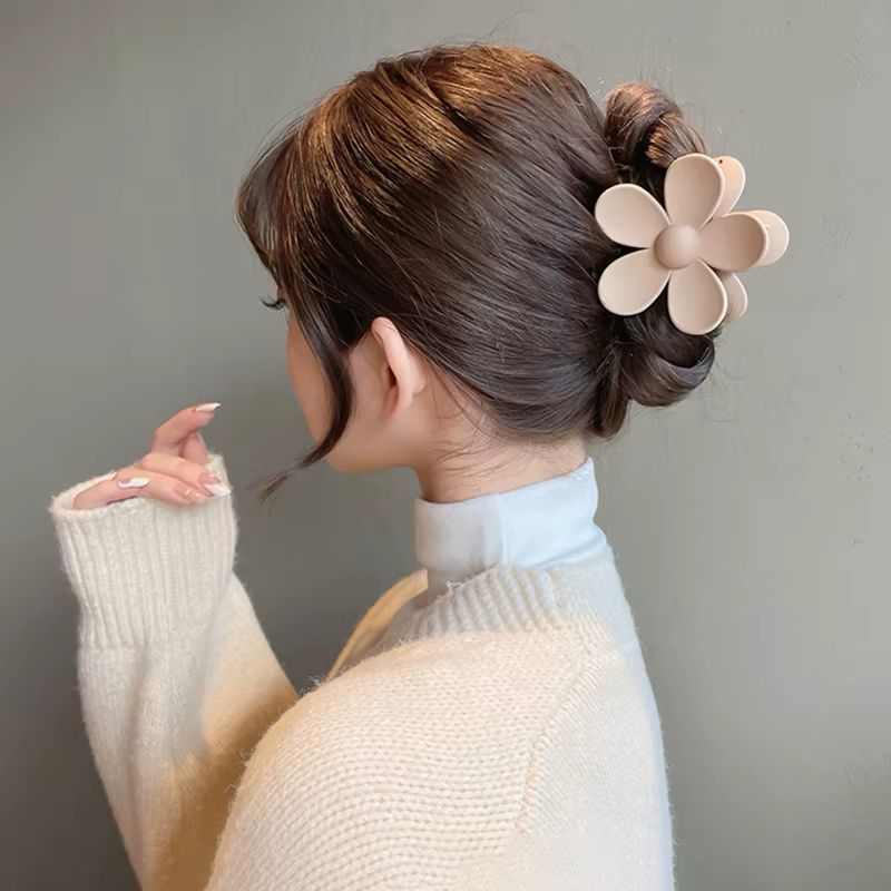 Cream – Flower-Shaped Matte Hair Claw Clip